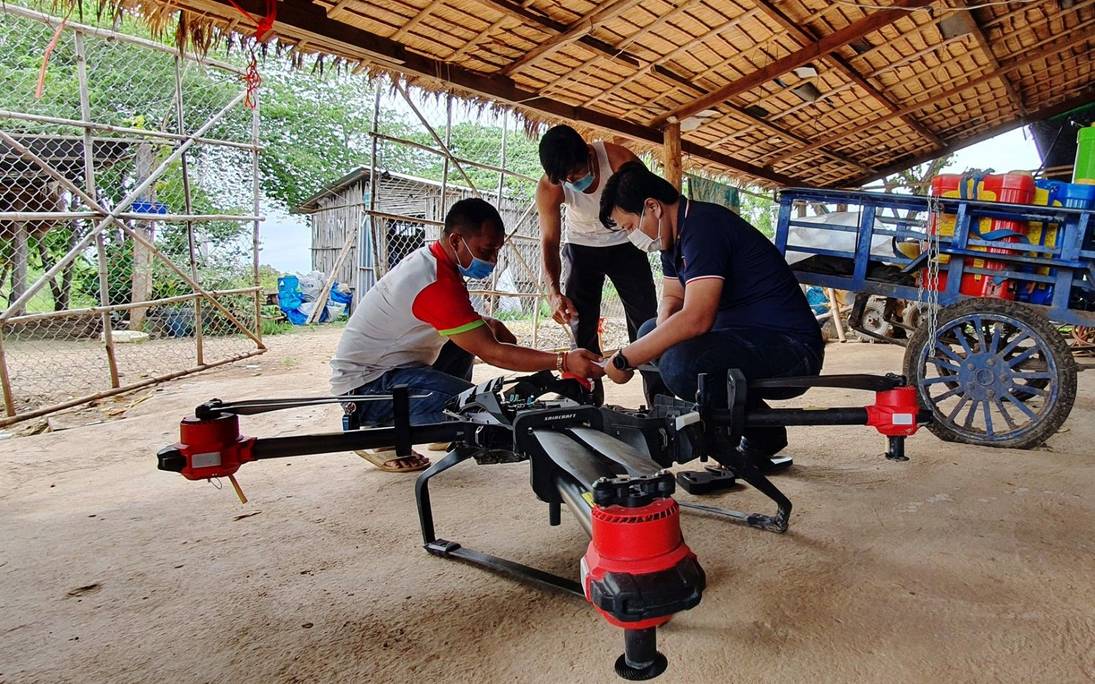 Sometimes the clients’ hut would become a temporary workshop, but it won’t bother our skilful engineers. (Cambodia, source: RED SPARROW CAMBODIA)