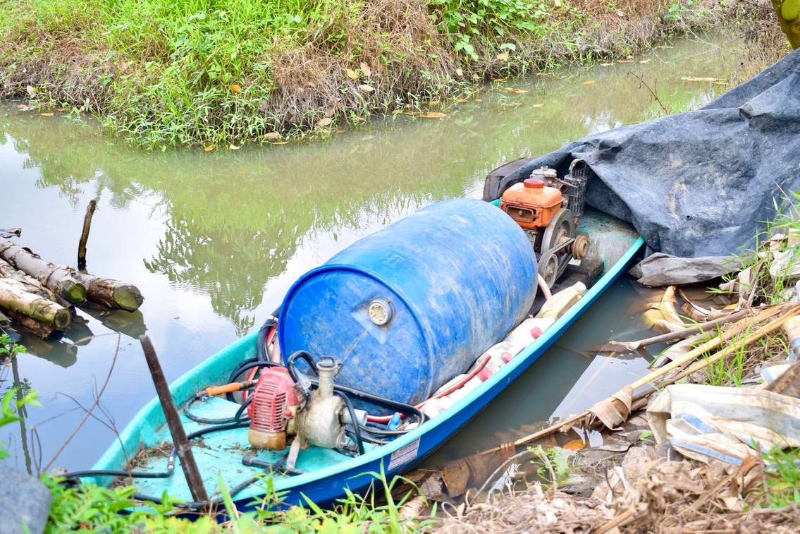 Hường's old boat and manual sprayer