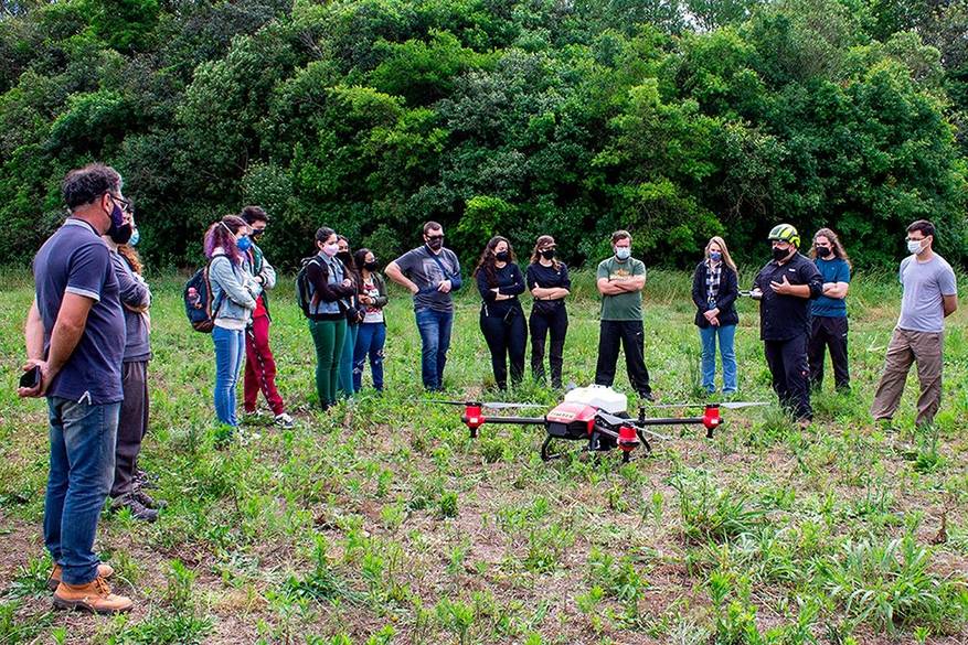 Students from UFPR listening technical explanations from engineer of Timber