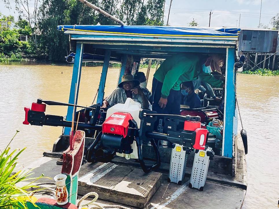 Sometimes you need to have a wit of improvisation: while the plantation is inaccessible by road, river and stream could lead our way. Load your whole gears to the deck and off we go!