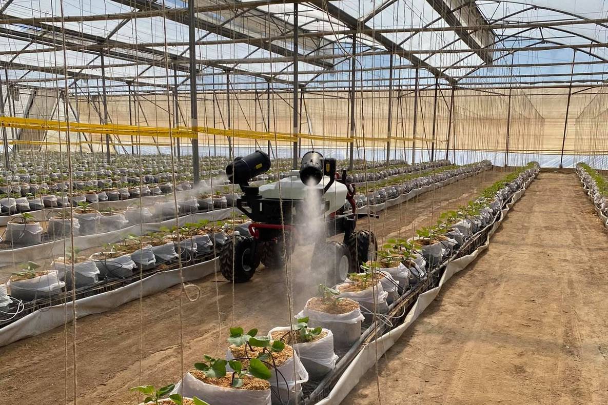 R150 in spraying demo at cucumber greenhouse R150 in spraying demo at cucumber greenhouse