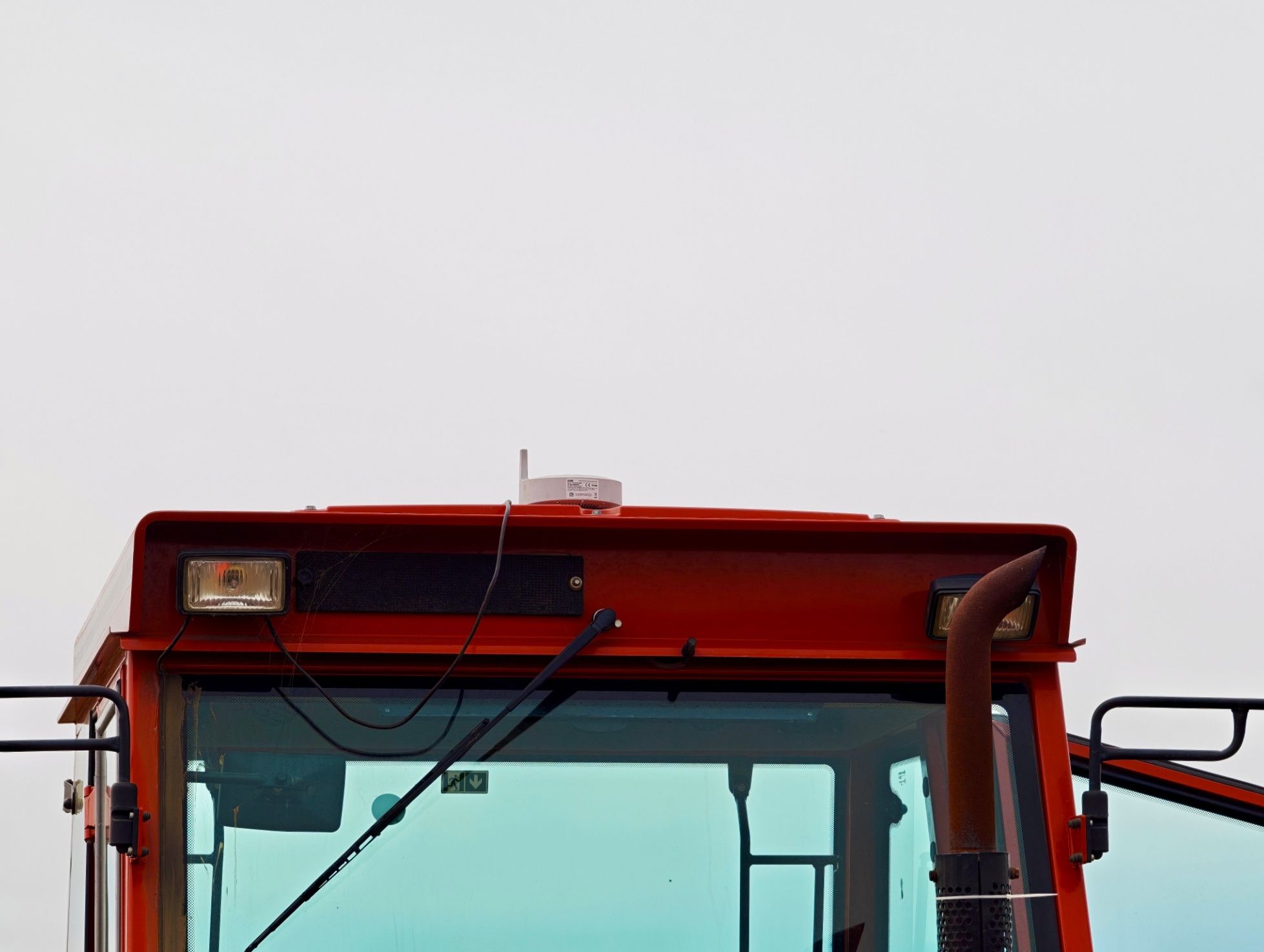 This compact Mainframe integrates RTK antennas, sensors, and processors into a single unit for seamless autonomous tractor control.