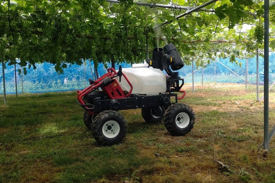 The R150 farm robot performing autonomous and precise spraying to the grapes